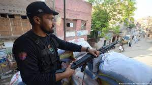 Pakistani Taliban kill police officer guarding polio jab team